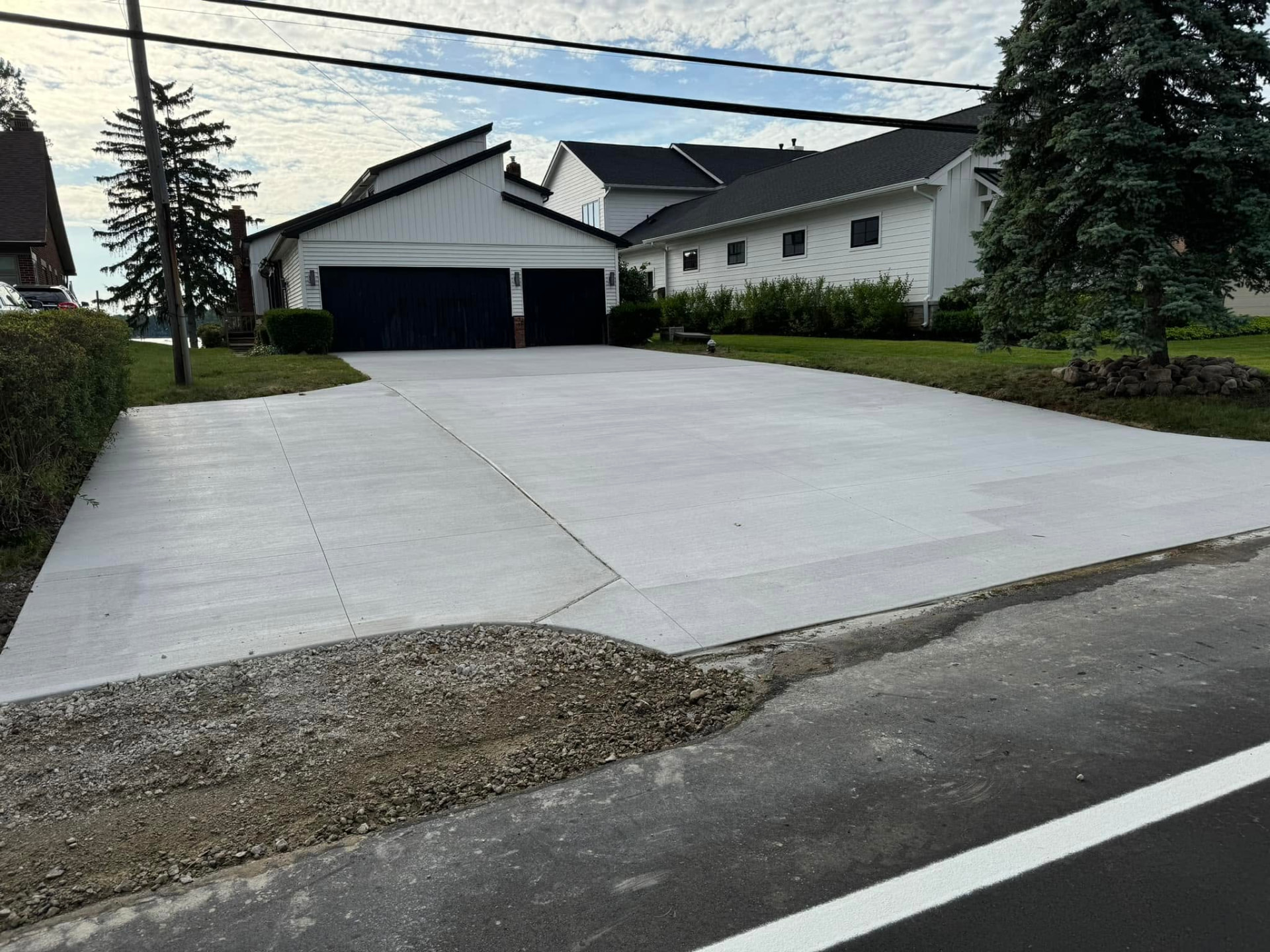Wide concrete driveway and apron at a lakefront home by Marcucci Concrete Construction in Oakland County, Michigan